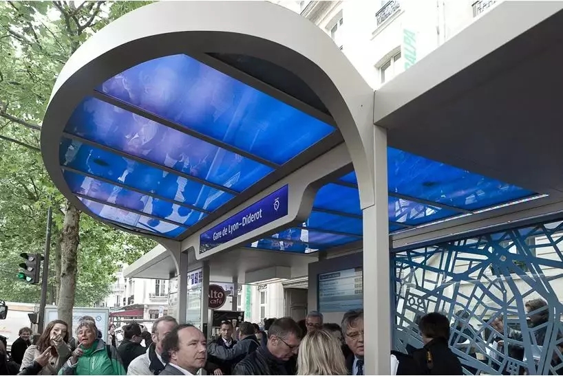 bus shelter at Gard Lyon Station